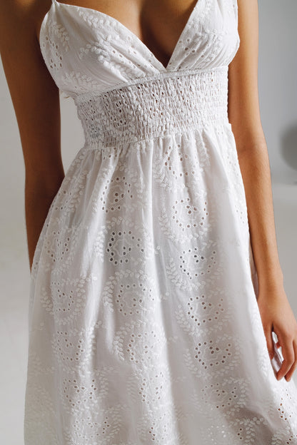 Vestido largo de crochet blanco con cintura ajustada