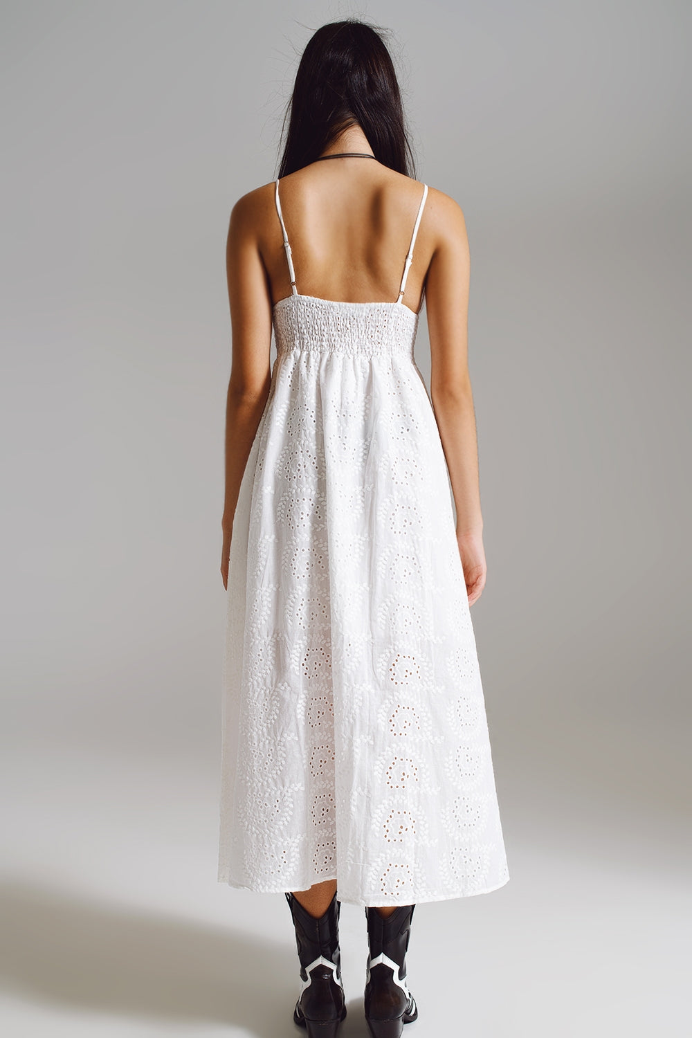 Vestido largo de crochet blanco con cintura ajustada