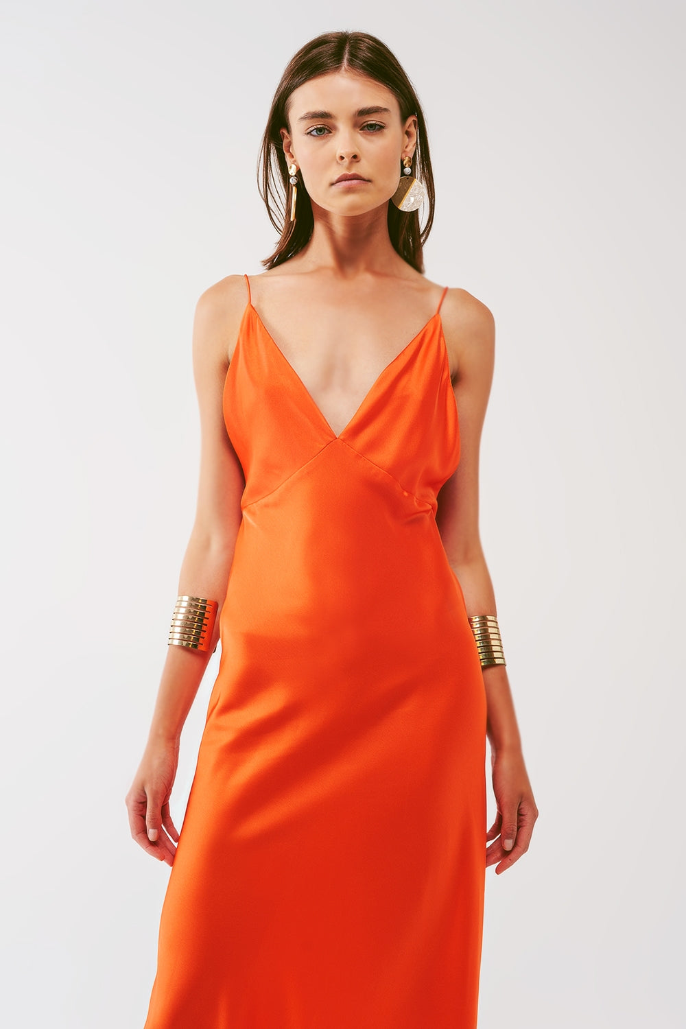 Vestido largo de satén con tirantes finos en naranja