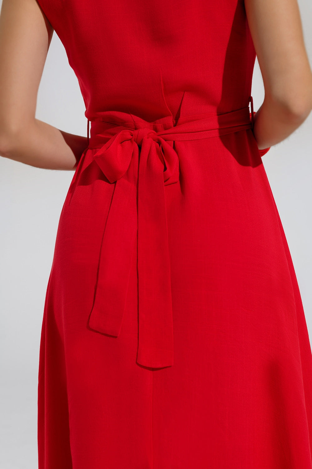 vestido largo rojo con volante y detalle de botones