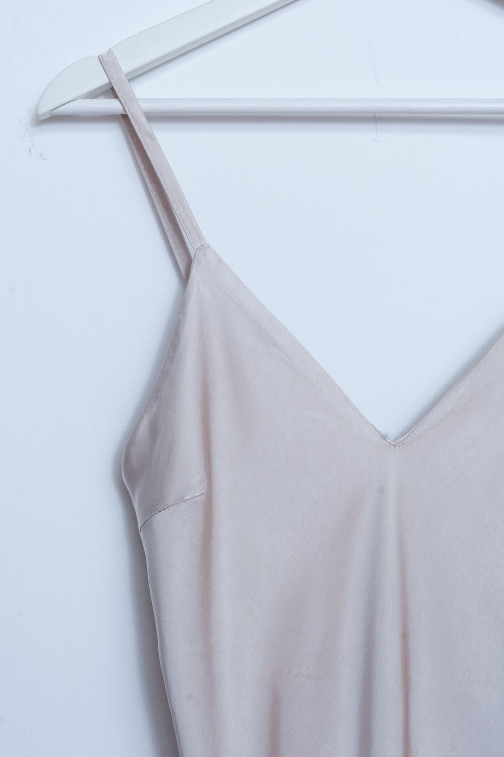 Vestido lencero corto beige con abertura de satén