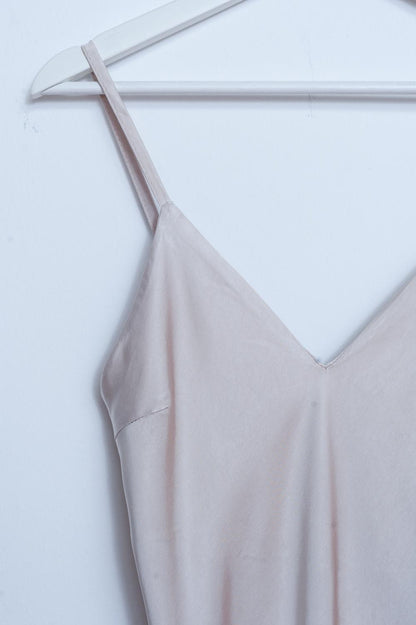 Vestido lencero corto beige con abertura de satén