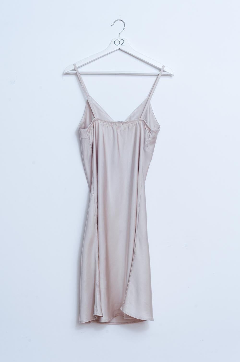 Vestido lencero corto beige con abertura de satén
