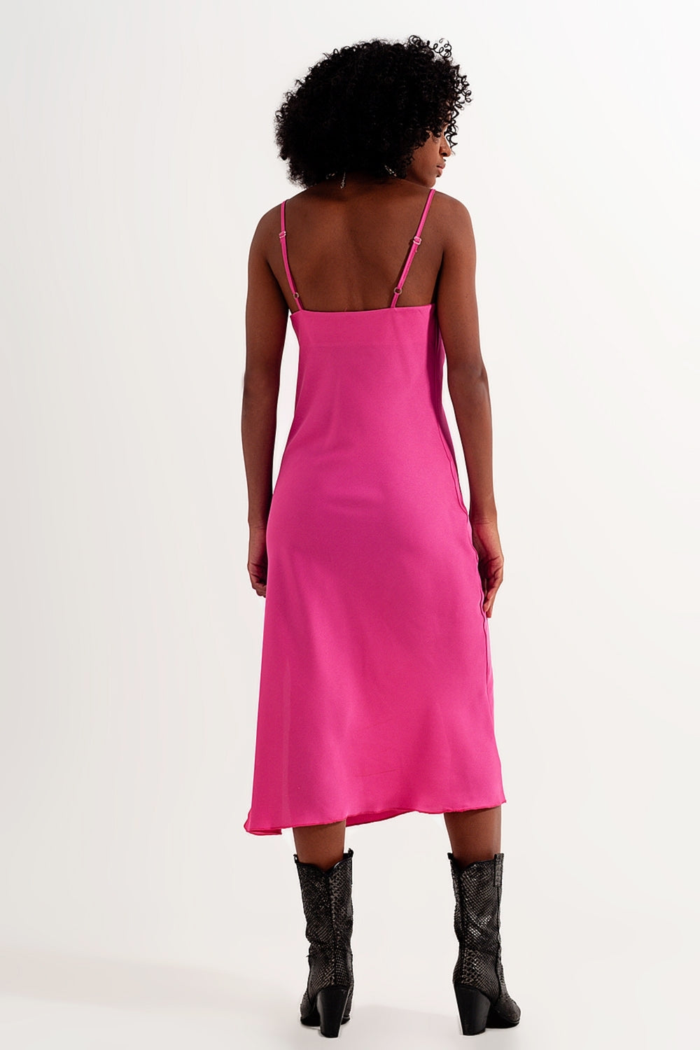 Vestido lencero de satén midi color fucsia de tirantes