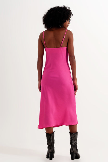 Vestido lencero de satén midi color fucsia de tirantes