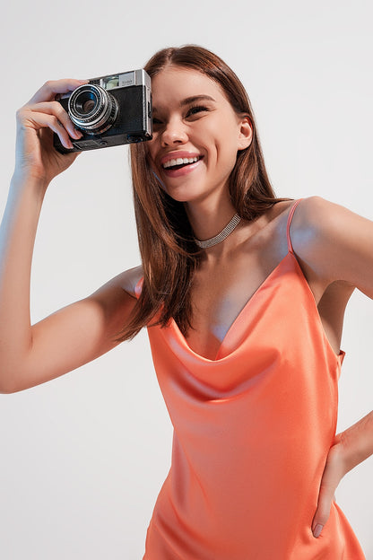 Vestido lencero de satén midi color naranja de tirantes