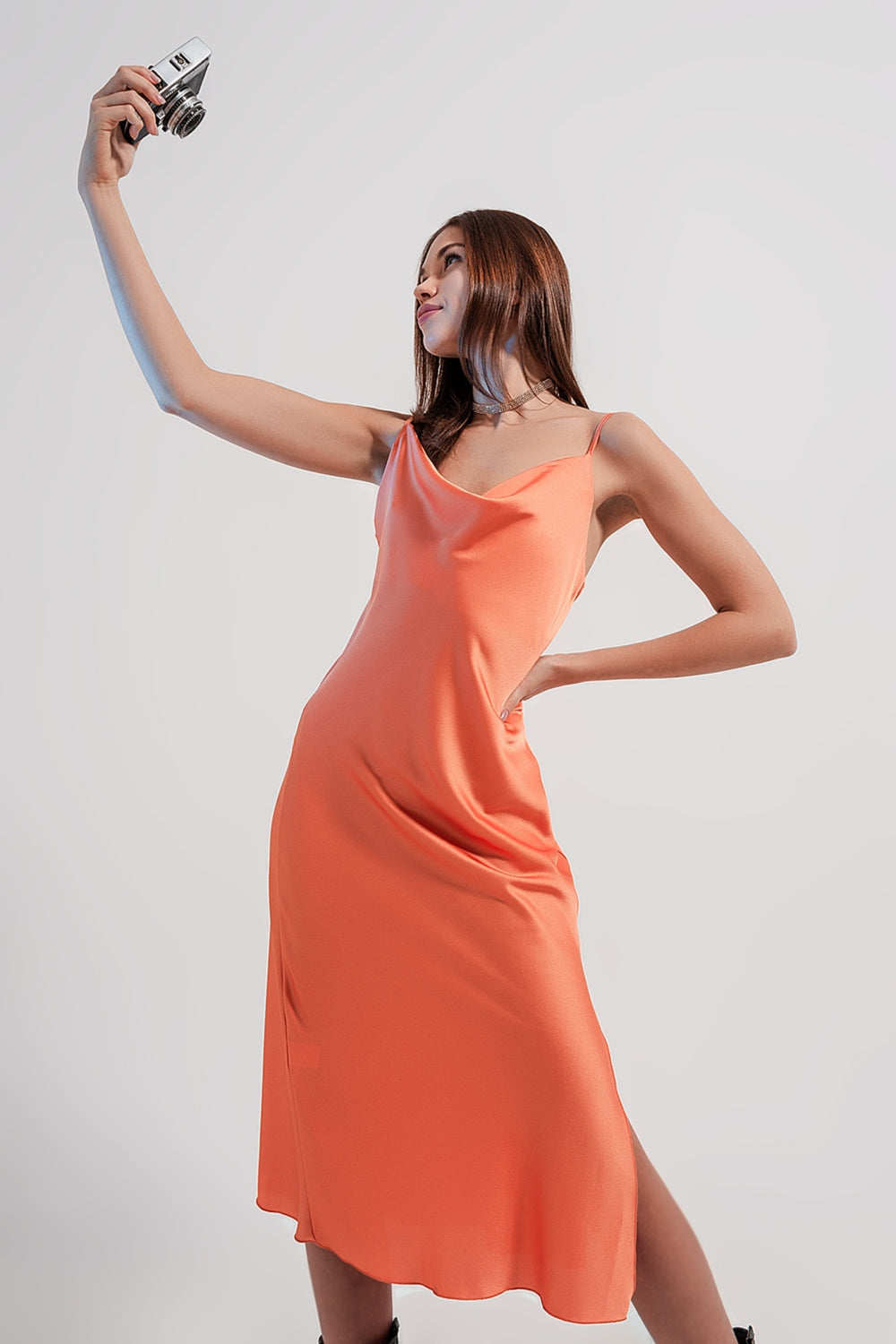 Vestido lencero de satén midi color naranja de tirantes