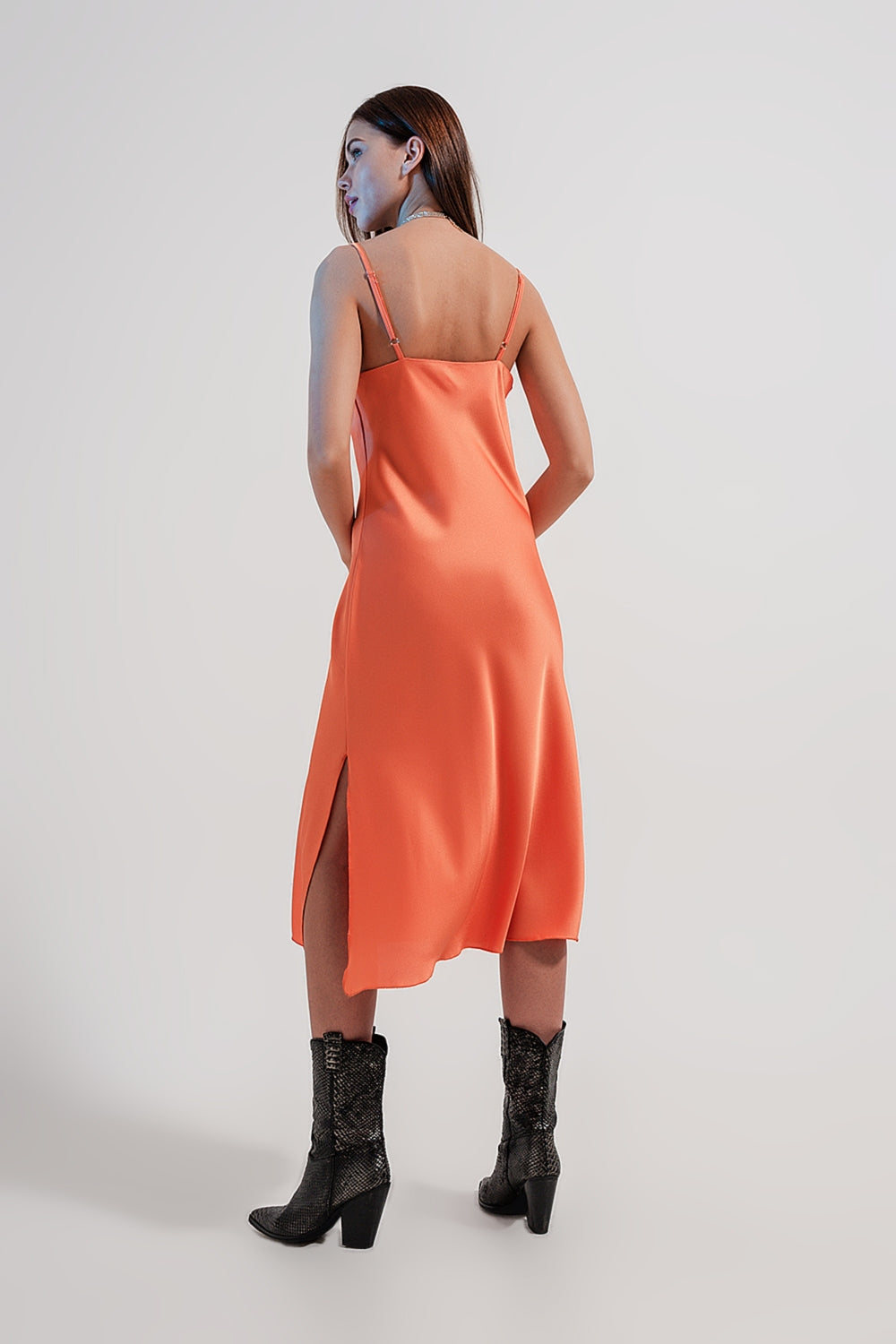 Vestido lencero de satén midi color naranja de tirantes