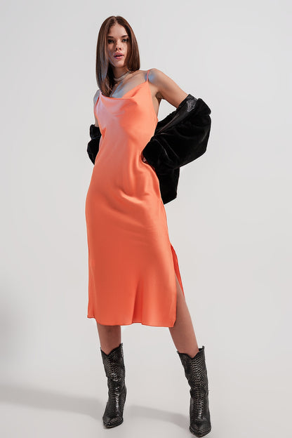 Vestido lencero de satén midi color naranja de tirantes
