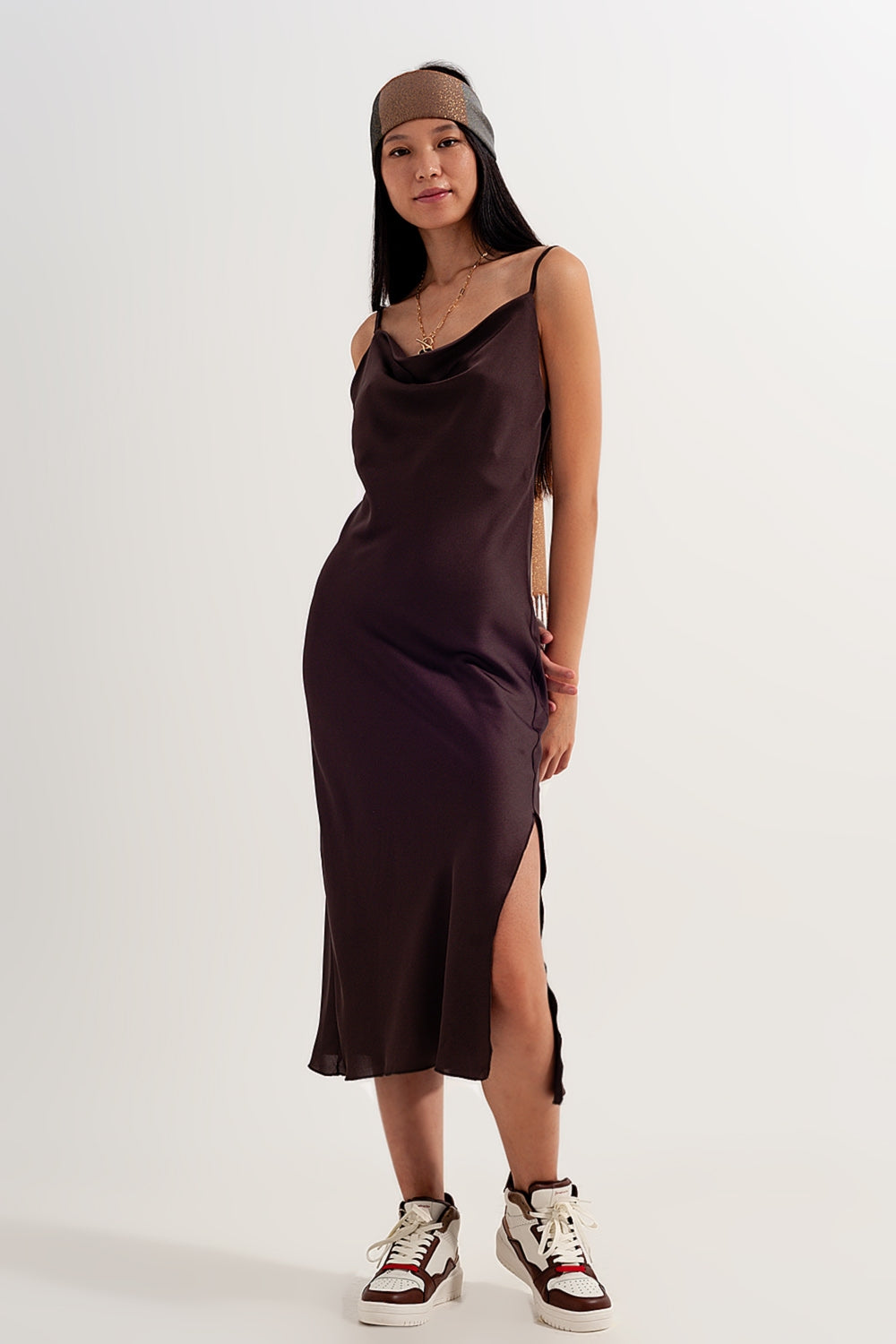 Vestido marrón de tirantes finos de satén