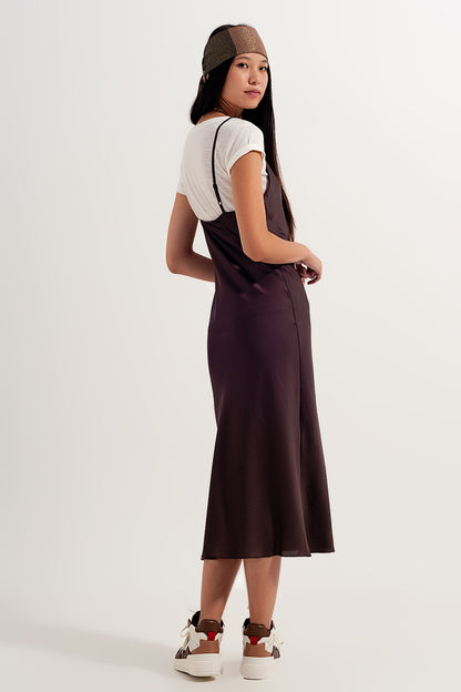 Vestido marrón de tirantes finos de satén
