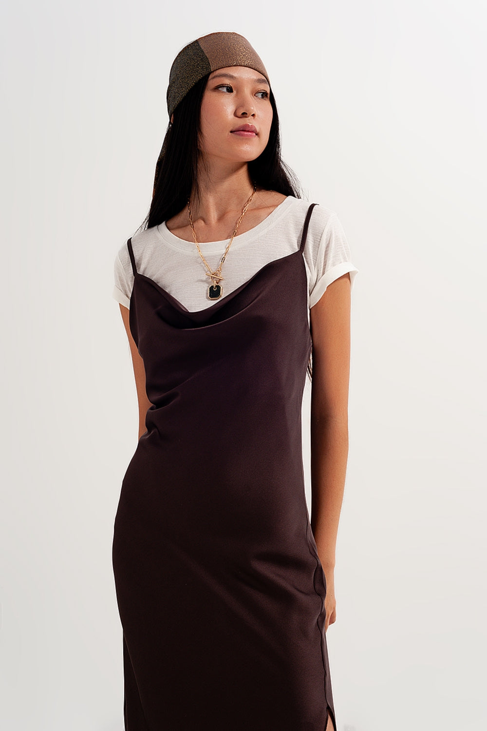 Vestido marrón de tirantes finos de satén