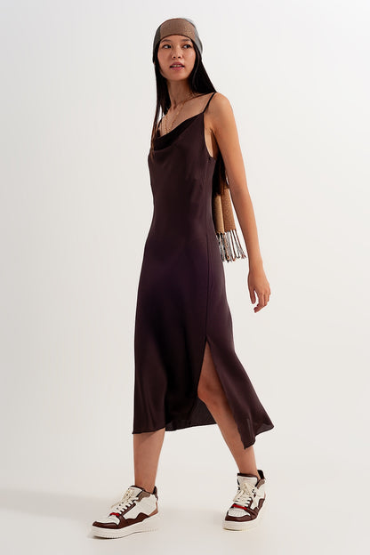 Vestido marrón de tirantes finos de satén