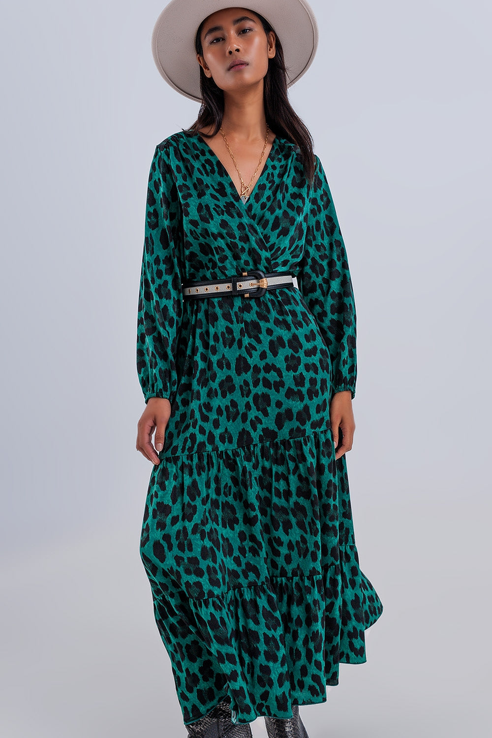 Vestido maxi color verde escalonado con diseño cruzado y mangas largas