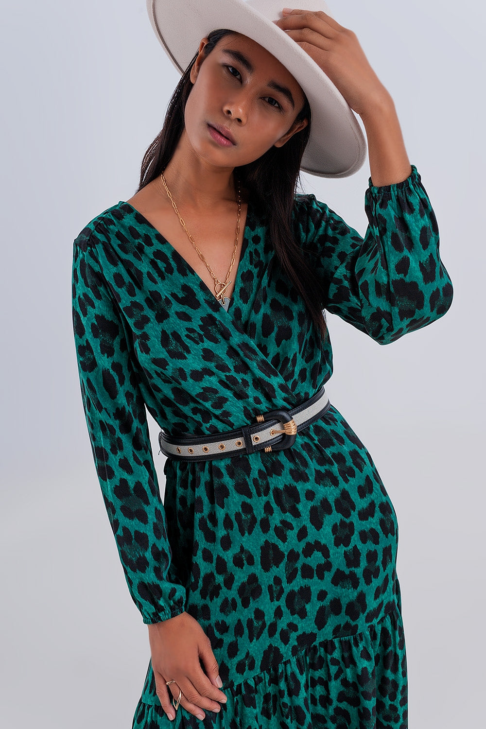 Vestido maxi color verde escalonado con diseño cruzado y mangas largas