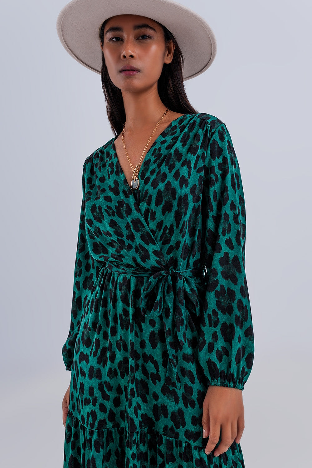 Vestido maxi color verde escalonado con diseño cruzado y mangas largas