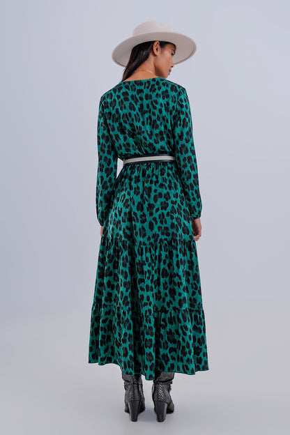 Vestido maxi color verde escalonado con diseño cruzado y mangas largas