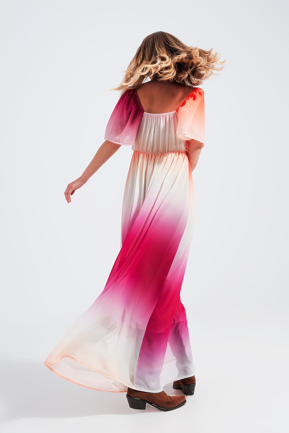 Vestido maxi con diseño degradado y escote corazón fucsia