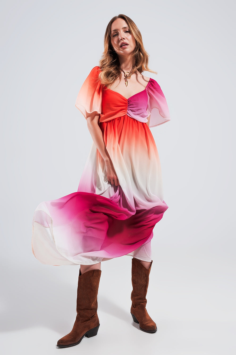 Vestido maxi con diseño degradado y escote corazón fucsia