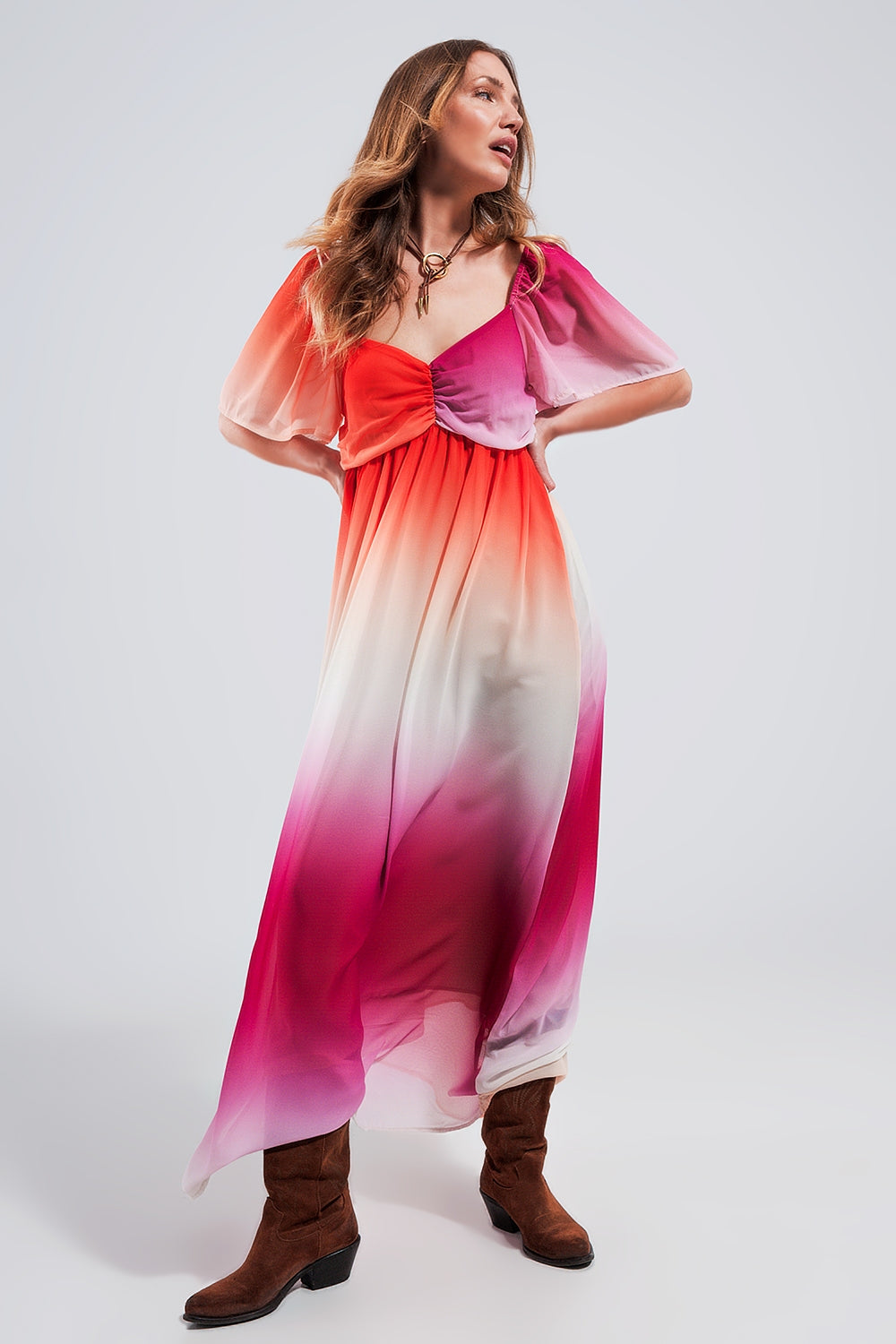 Vestido maxi con diseño degradado y escote corazón fucsia