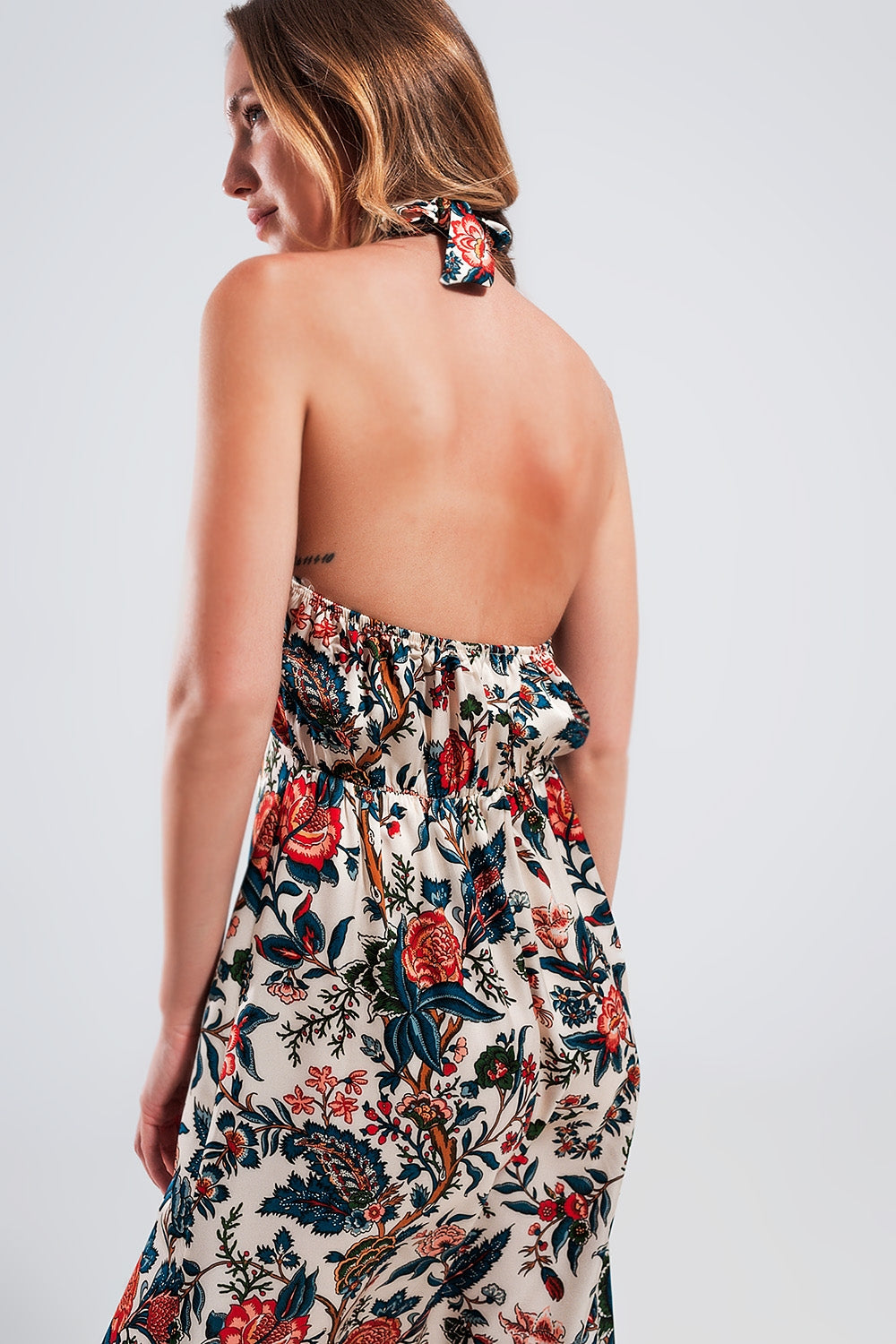 Vestido maxi con estampado de cachemir y cuello halter beige