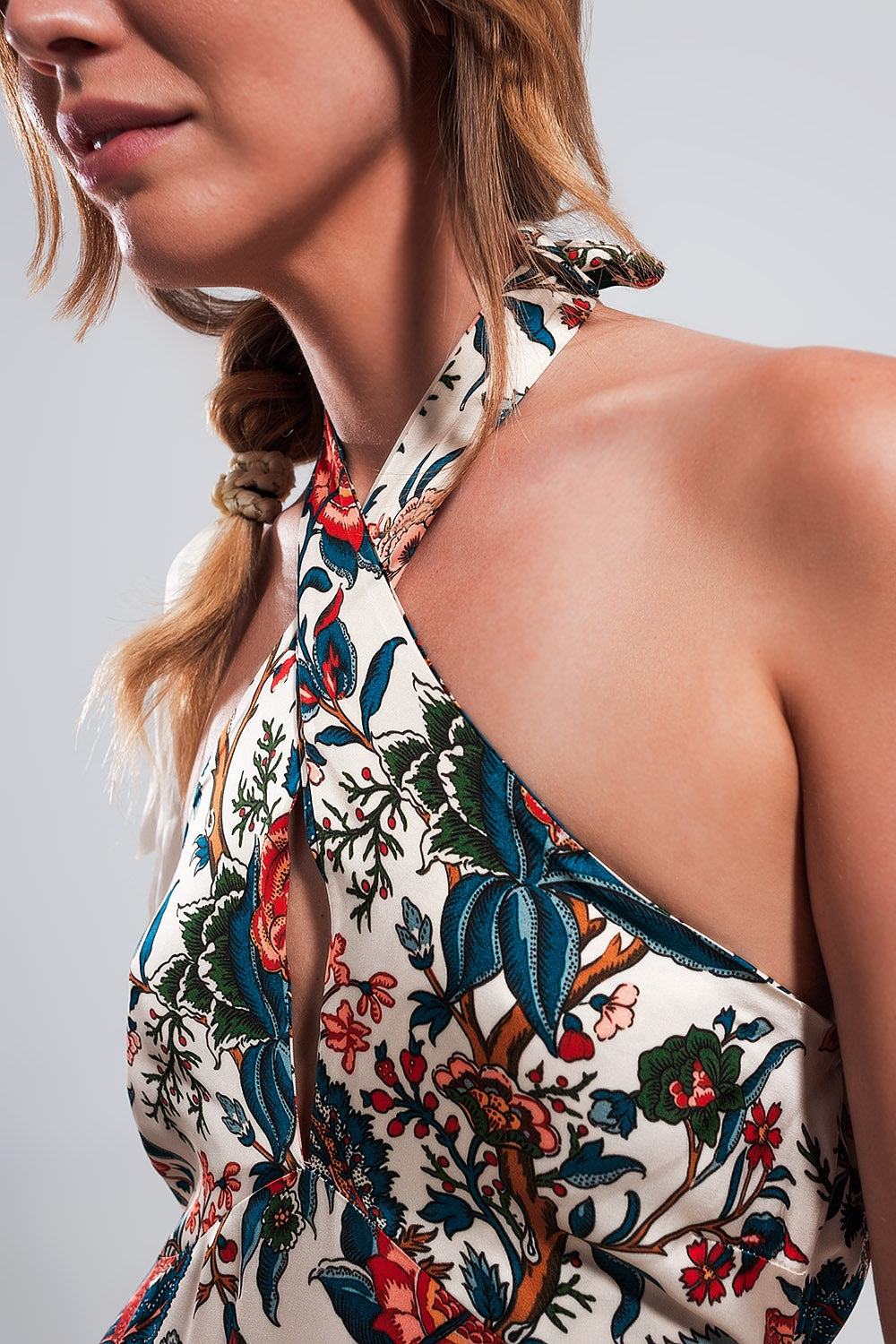 Vestido maxi con estampado de cachemir y cuello halter beige
