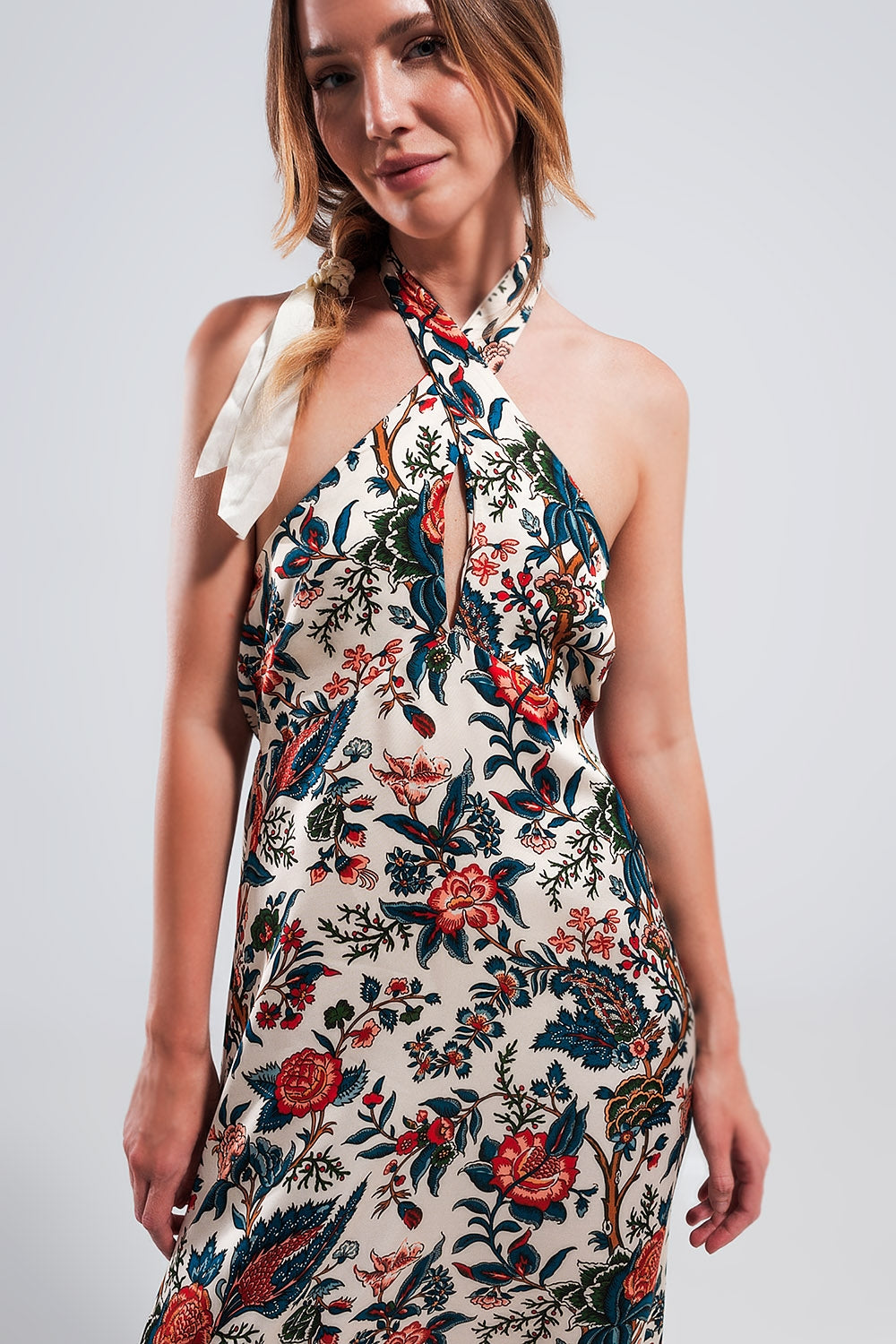 Vestido maxi con estampado de cachemir y cuello halter beige