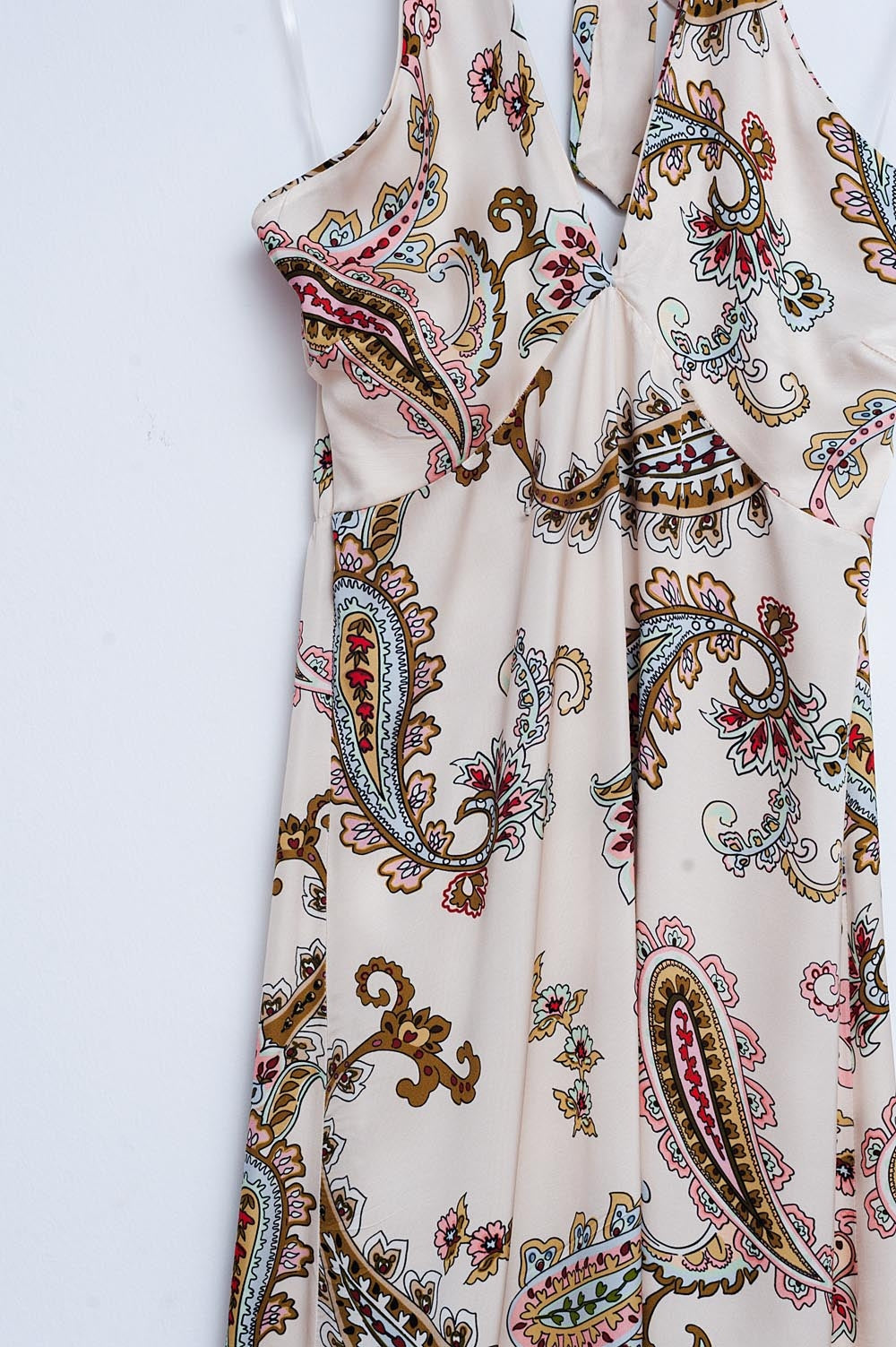 Vestido maxi con estampado de cachemir y cuello halter