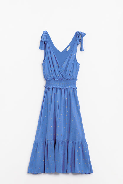 Vestido midi azul con detalle de smock en la cintura y lunares dorados