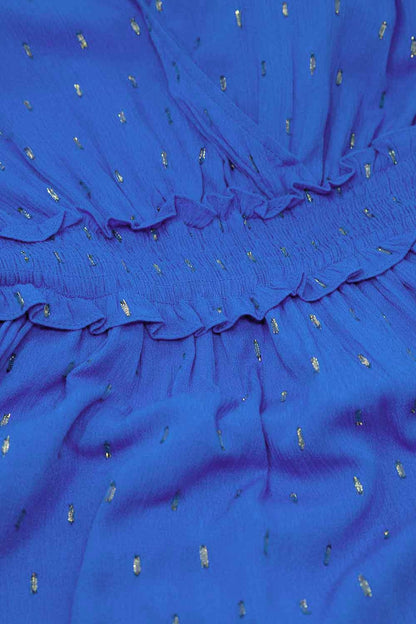 Vestido midi azul con detalle de smock en la cintura y lunares dorados