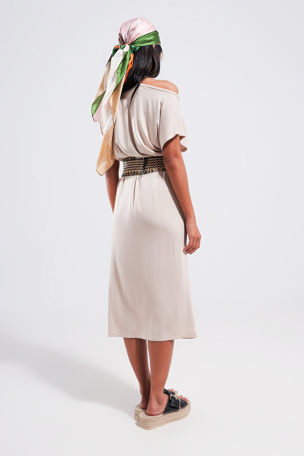 Vestido midi beige con detalle de anilla
