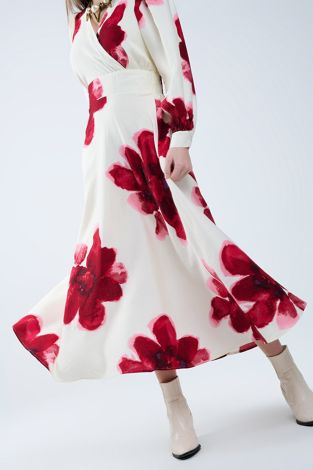 Vestido midi beige con estampado floral tropical rojo y mangas largas