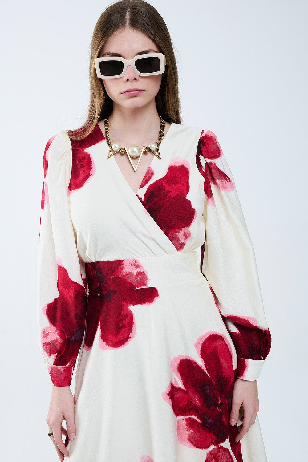 Vestido midi beige con estampado floral tropical rojo y mangas largas