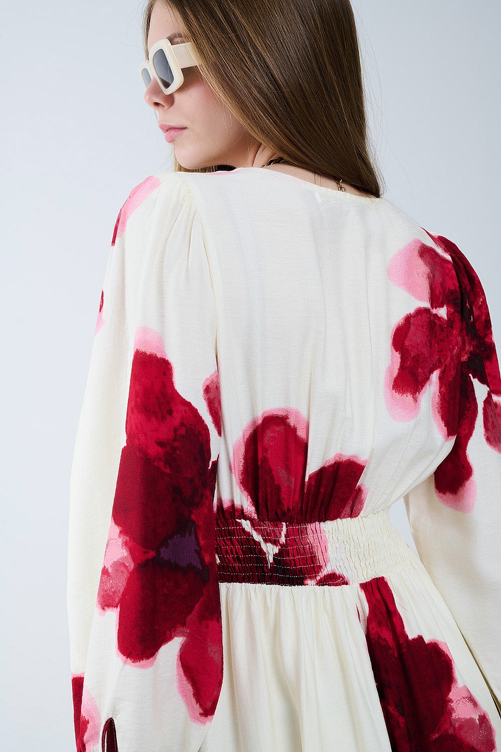 Vestido midi beige con estampado floral tropical rojo y mangas largas