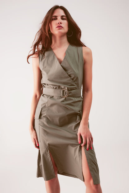 Q2 Vestido midi color caqui cruzado con cinturón