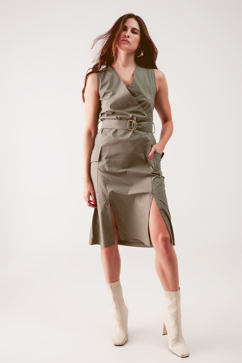 Vestido midi color caqui cruzado con cinturón