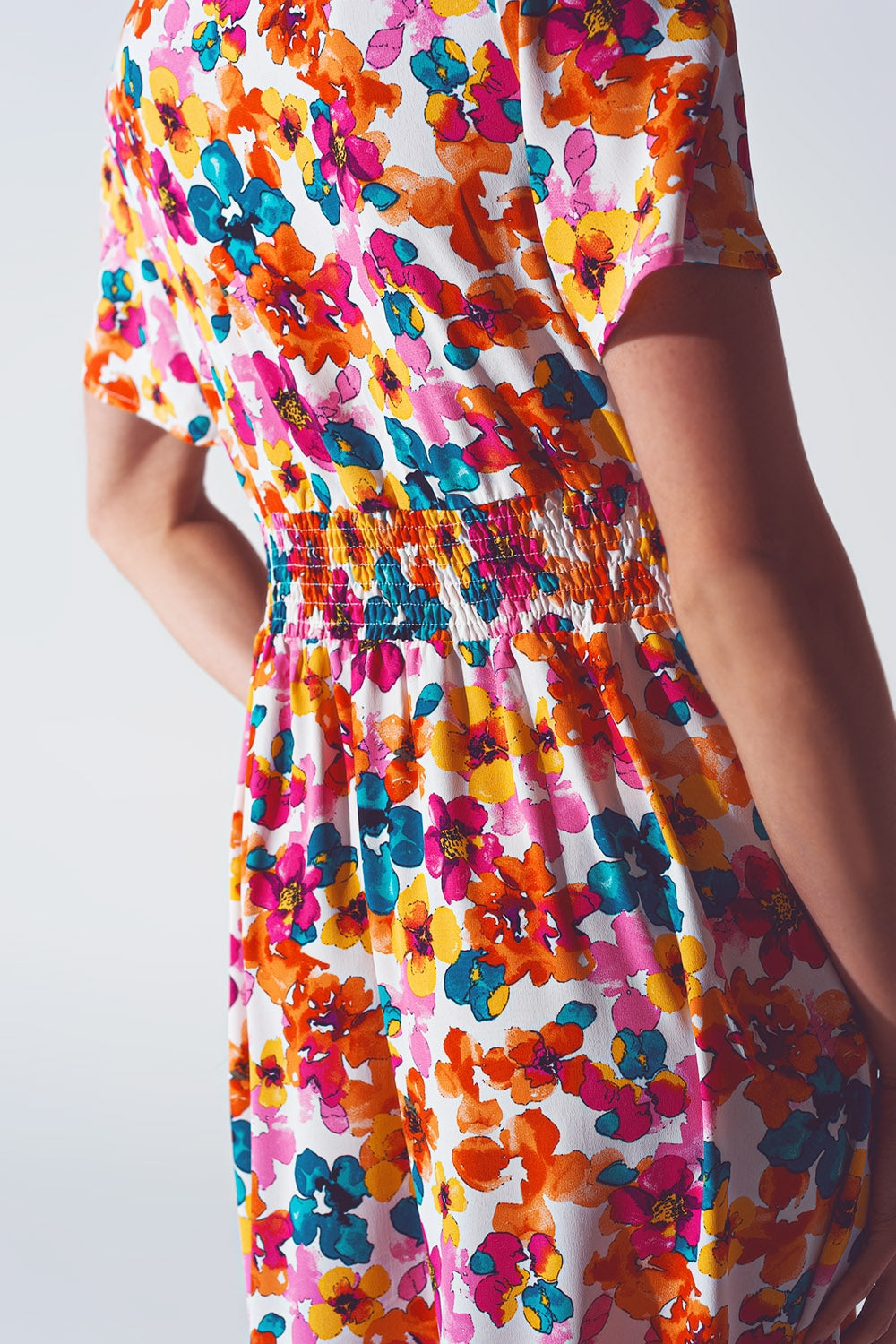 Vestido midi con cintura ajustada en estampado floral multicolor