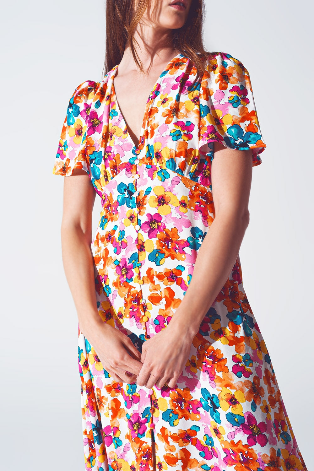 Vestido midi con cintura ajustada en estampado floral multicolor