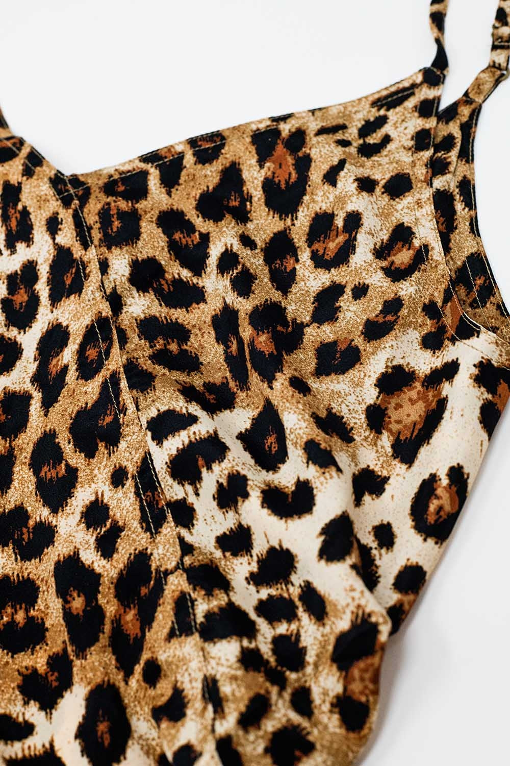 Vestido midi con estampado de leopardo