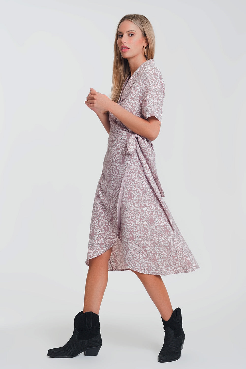 Vestido midi cruzado con estampado floral  en rosa