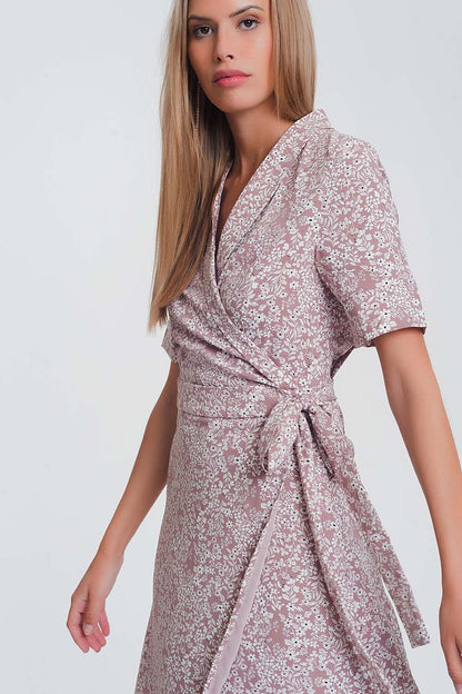 Vestido midi cruzado con estampado floral  en rosa