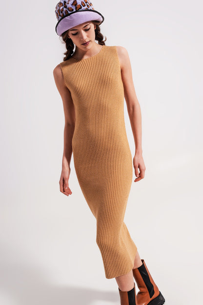 Vestido midi de canalé con cuello redondo en beige