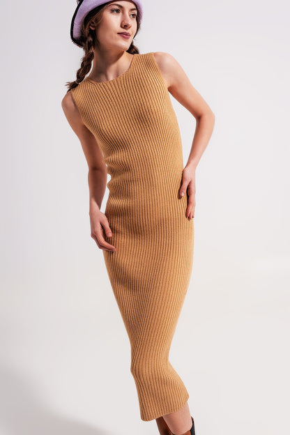 Vestido midi de canalé con cuello redondo en beige