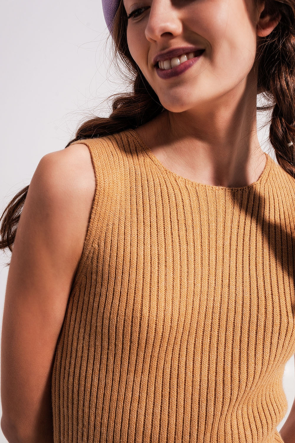 Vestido midi de canalé con cuello redondo en beige