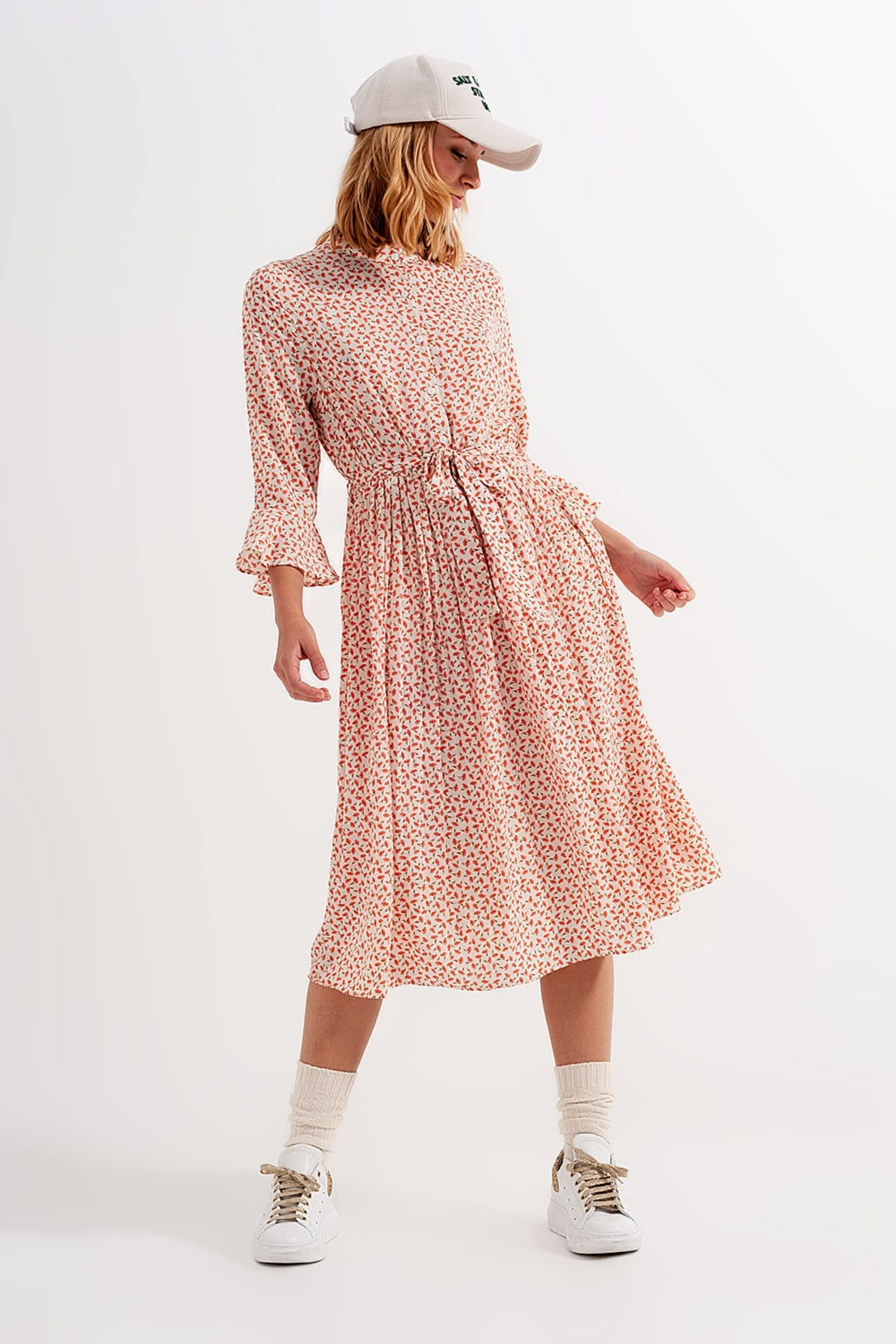 Vestido midi de cuello alto con botones y estampado floral coral