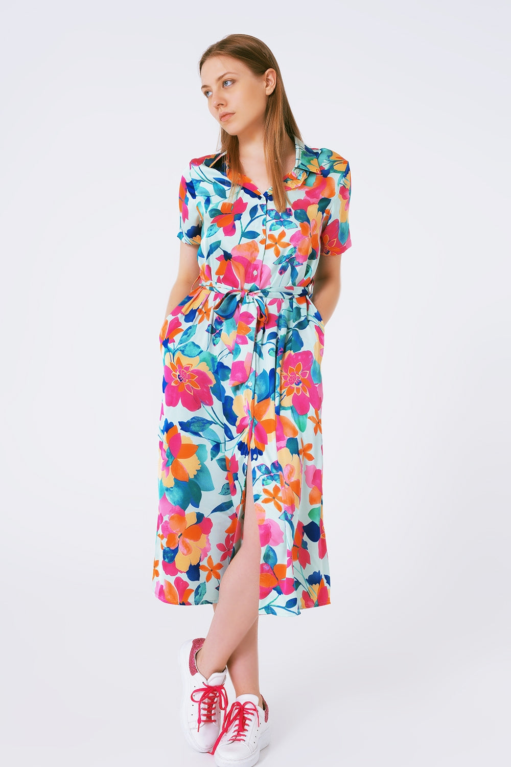 Vestido midi en raso suave con estampado de flores