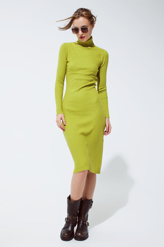 Q2 Vestido MIDI en verde con cuello de tortuga