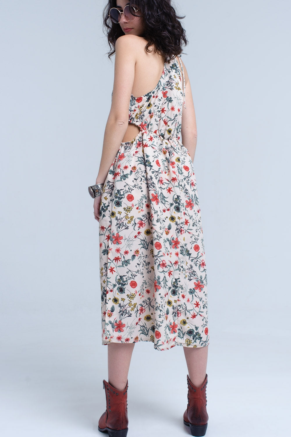 Vestido midi floral beige con cuello alto y aberturas