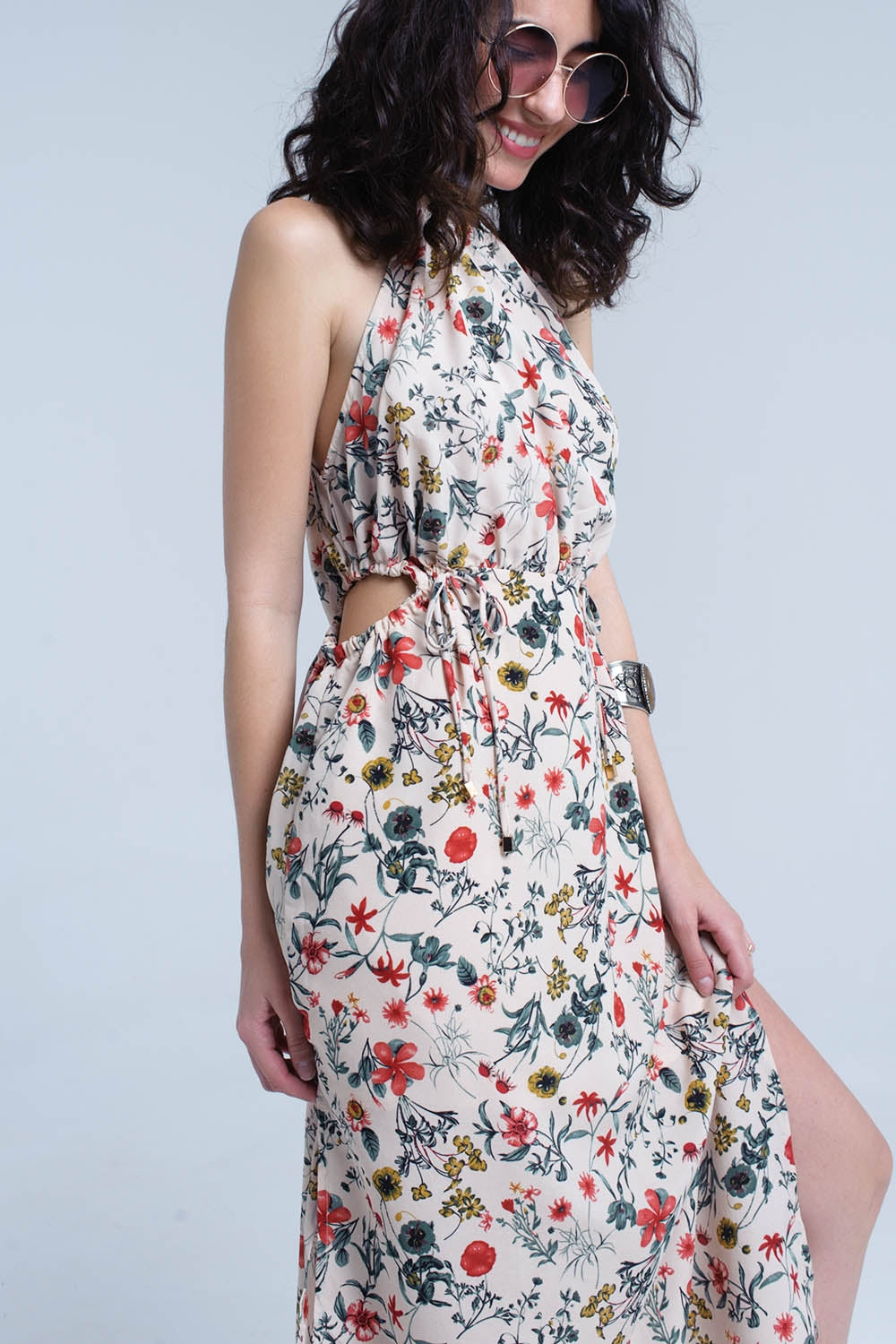 Vestido midi floral beige con cuello alto y aberturas