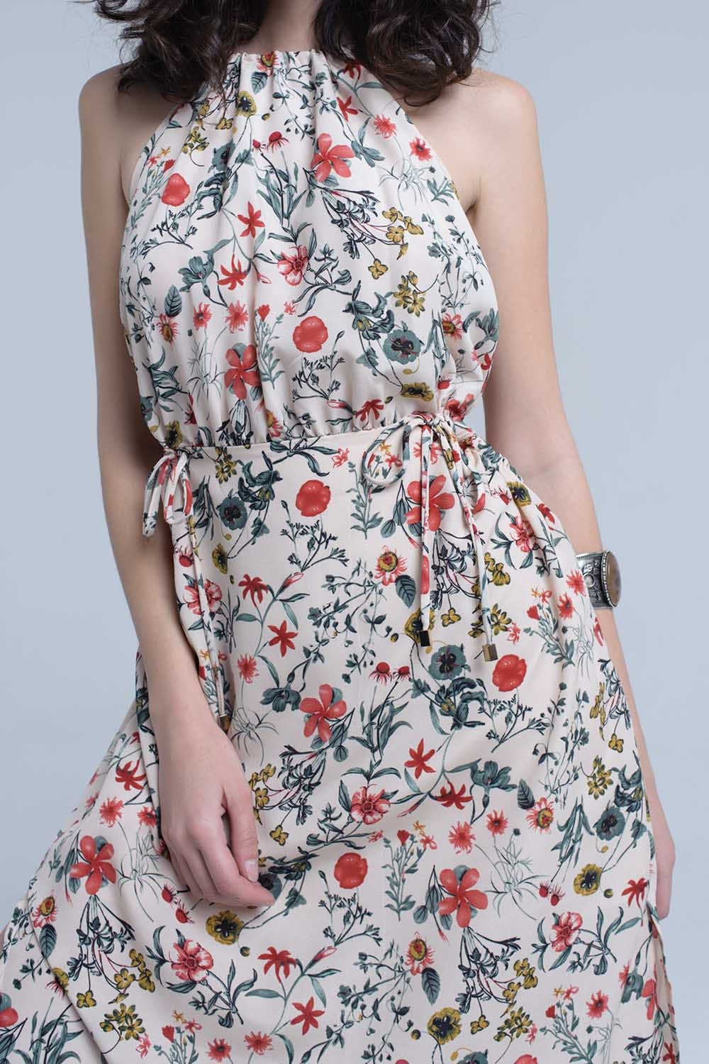Vestido midi floral beige con cuello alto y aberturas